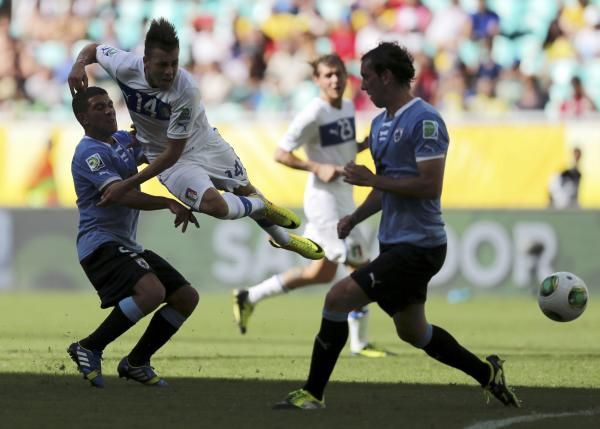 ستيفان شعراوي يمر من ثنائي الدفاع الأوروجوائي