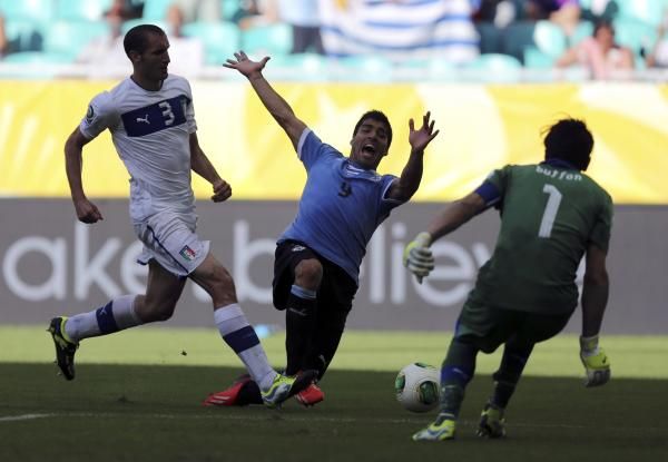 محاولة للأرجوائي سواريز على مرمى بوفون