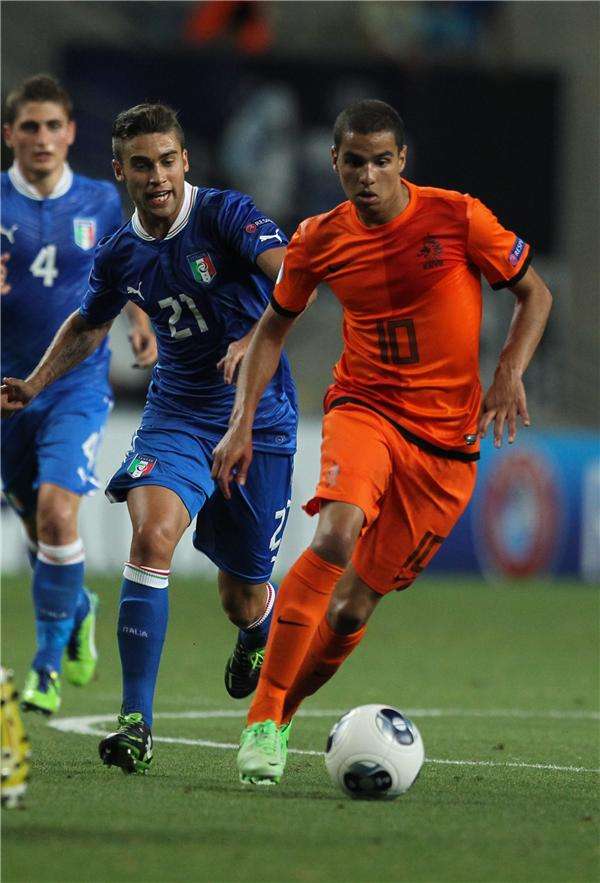 ماهر بقميص المنتخب الهولندي رقم 10 