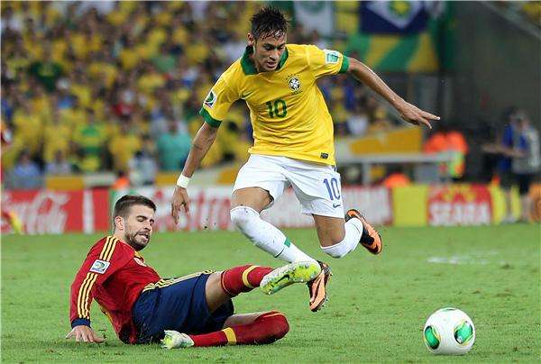 نيمار دا سيلفا في صراع على الكرة مع بيكيه