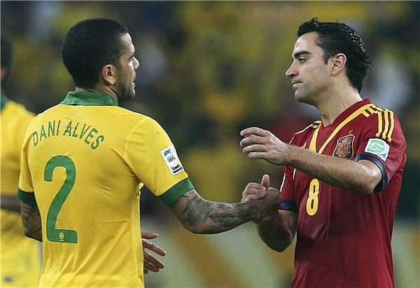 البرازيلي الفيش يواسي زميله في برشلونة تشافي 