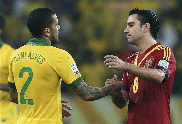 البرازيلي الفيش يواسي زميله في برشلونة تشافي