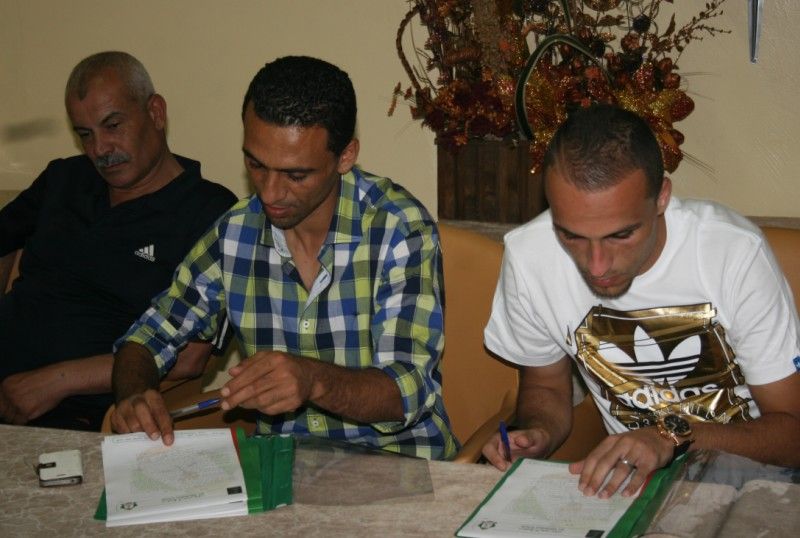 الدميري وشلباية خلال حفل التوقيع 