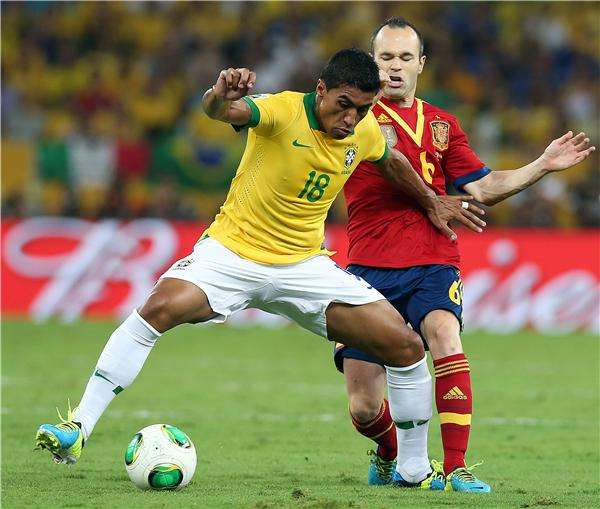 باولينيو (يسار) خلال نهائي كأس القارات