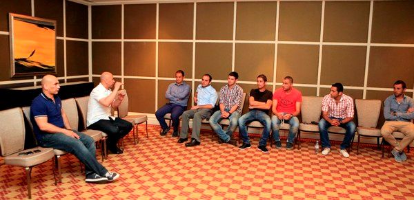 الأمير علي وحسام حسن ولاعبي المنتخب خلال الإجتماع