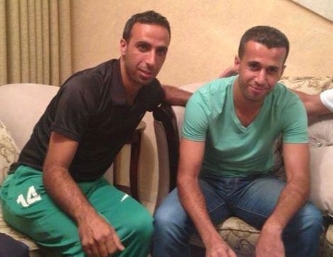 المدافع كبها أثناء توقيعه العقد