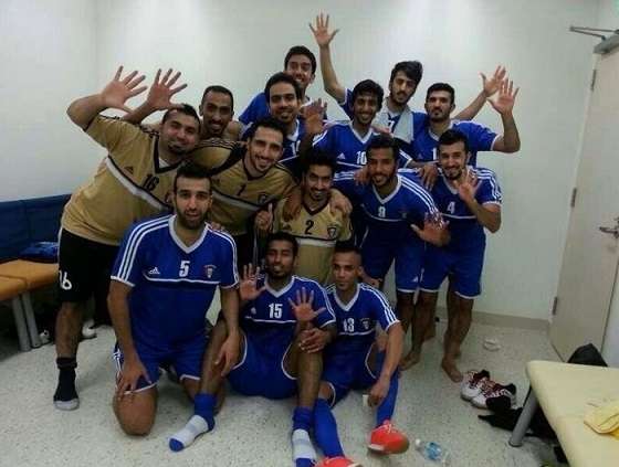 فرحة لاعبي أزرق الصالات بالفوز على كوريا