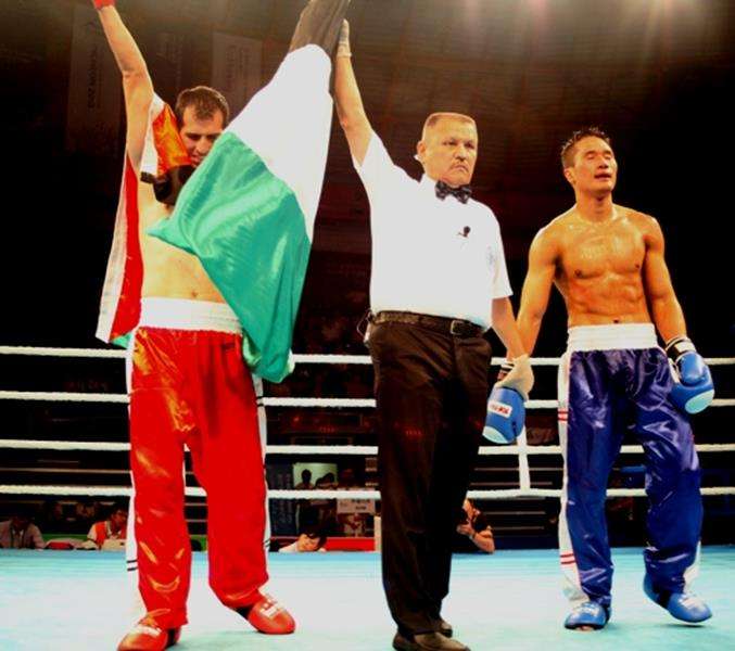 حكم اللقاء يرفع يد عدوان معلنا فوزه باللقاء