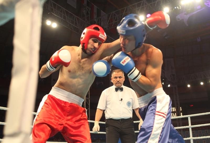 عدوان يوجه اللكمات إلى منافسه الكوري