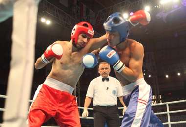 عدوان يوجه اللكمات إلى منافسه الكوري