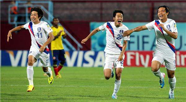 لاعبو منتخب كوريا الجنوبية بعد فوزهم على كولومبيا والتأهل لدور الثمانية رفقة منتخبي أوزباكستان والعراق