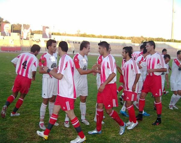 تصافح نجوم الفريقين قبل اللقاء وبعدسة كوورة 