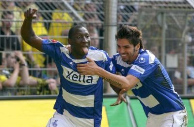 فرحة لاعبي دويسبورج بأحد الأهداف