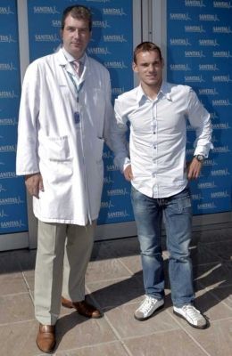 شـنـايـدر وإلي جانبـه أحد أعضاء الفريق الطبي في ريال مدريد