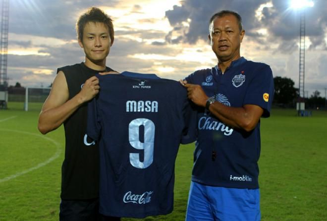 ماساهيتو نوتو بعد توقيعه على عقد الإنتقال إلى بوريرام التايلاندي