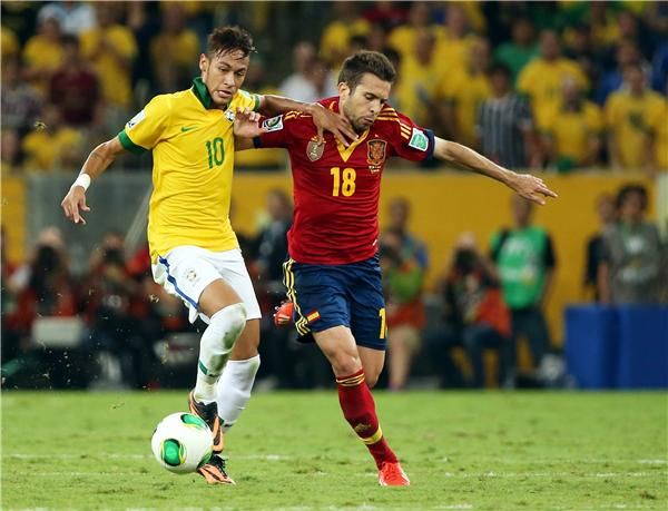 ألبا (يمين) ونيمار (يسار) خلال نهائي كأس القارات بين البرازيل وأسبانيا