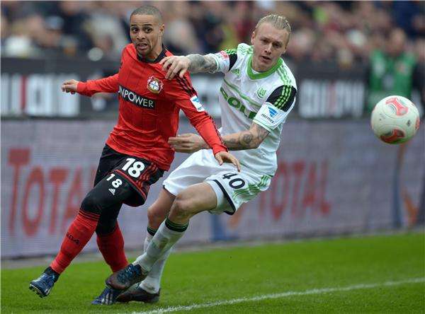 سيمون كيار (يمين)