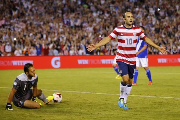 دونوفان يحتفل بالتسجيل في شباك جواتيمالا