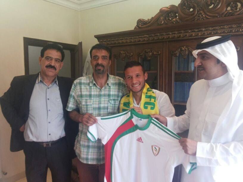 اللحام ووكيل اعماله بحضور ممثلي نادي نجران بعد توقيع العقد