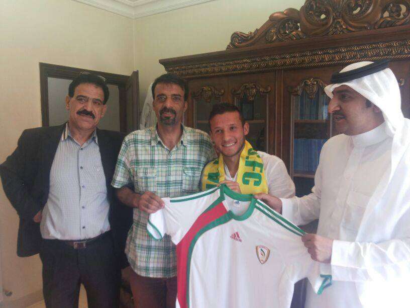 اللحام ووكيل اعماله بحضور ممثلي نادي نجران بعد توقيع العقد