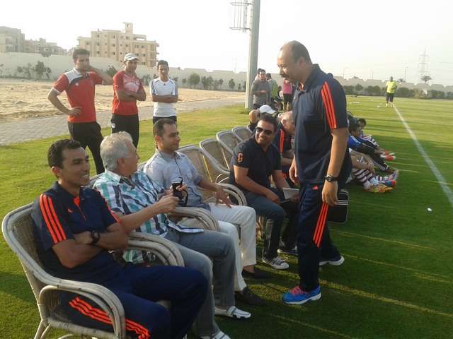 حلمي طولان يتوسط الجهاز الفني للزمالك