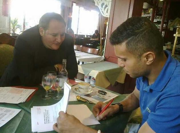 شريف أشرف خلال التوقيع