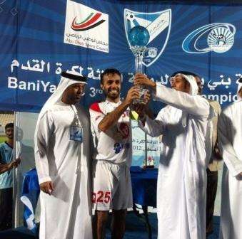 قائد نادي الكويت أحمد الصبيح يحمل كأس بطولة نادي بني ياس الودية