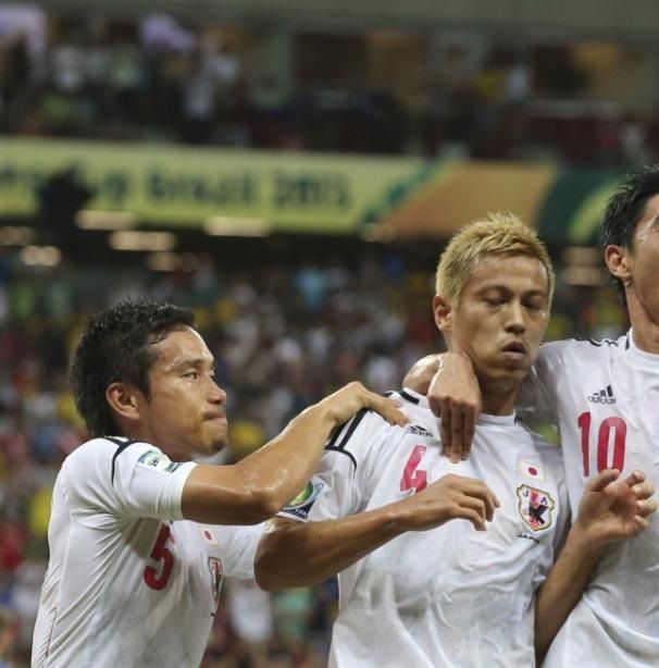 يوتو ناجاتومو ( يسار ) بجانب كيسوكي هوندا