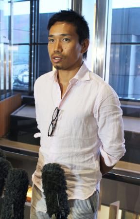 ناجاتومو في مطار ناريتا الدولي قبل السفر إلى إيطاليا