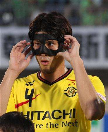 دايسوكي سوزوكي يتأكد من جاهزية القناع قبل إنطلاق المباراة