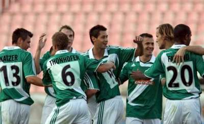 فرحة لاعبي  رابيد فيينا النمساوي بأحد الاهداف الثلاثة