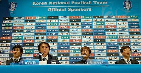 المدرب الجديد هونج ميونج بو ( ثاني يسار ) في المؤتمر الصحفي مع الطاقم التدريبي الجديد