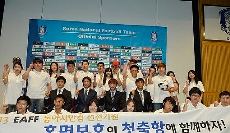 الطاقم التدريبي الجديد يلتقط صورة تذكارية مع بعض المشجعين بعد نهاية المؤتمر