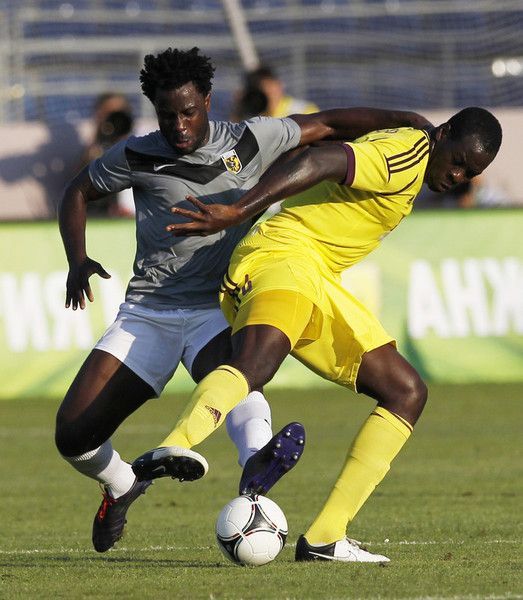 ويلفريد بوني (يسار)