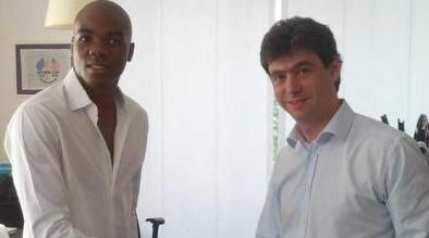  اوجبونا مع رئيس النادي بعد توقيع العقود رسمياً