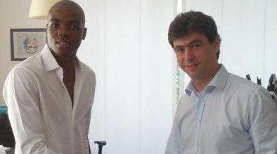 اوجبونا مع رئيس النادي بعد توقيع العقود رسمياً