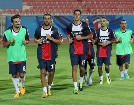 جانب من تدريبات فريق الكويت