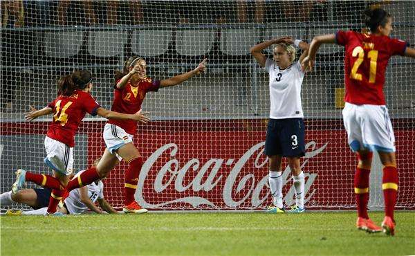 بوتياس تحتفل مع زميلاتها بهدف الفوز