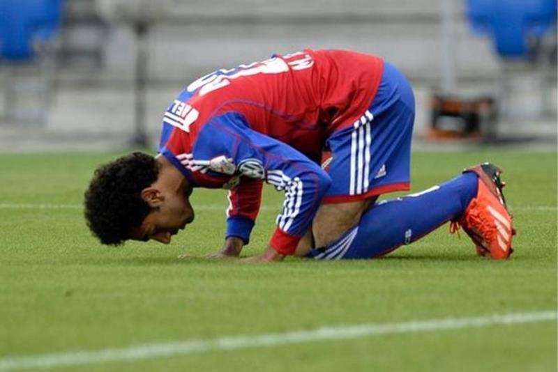 صلاح يسجد بعد هدفه