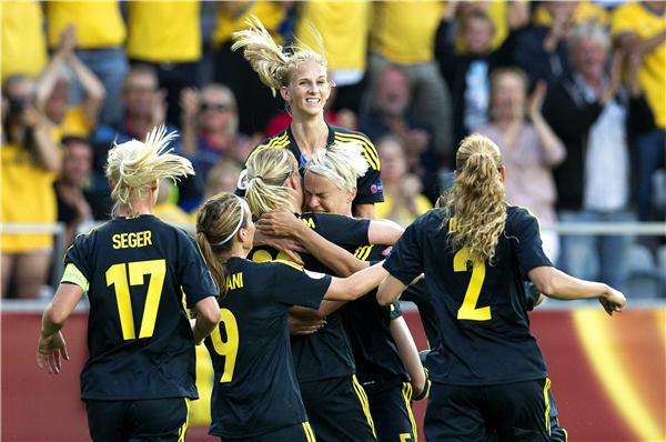 لاعبات السويد تحتفلن بالتسجيل