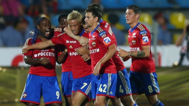 هوندا يحتفل مع زملائه بعد تسجيله الهدف الثالث