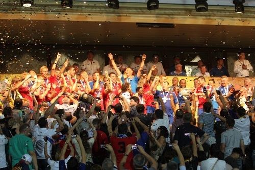 لاعبو سيسكا موسكو يحتفلون بكأس السوبر الروسي