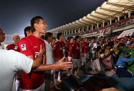 المدافع تومواكي ماكينو ( أقصى اليسار ) ينتقد تصرف الجماهير تجاه زملائه