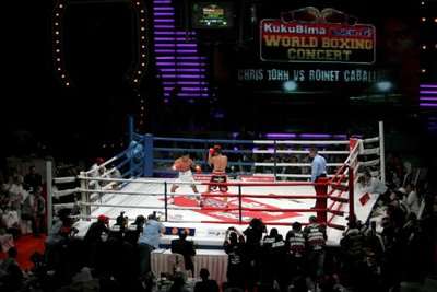 مباريات الملاكمة في إندونيسيا تحظى بحضور جماهيري كبير