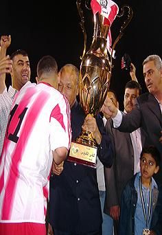 رئيس الاتحاد الاسيوي يسلم كأس الكؤوس 
