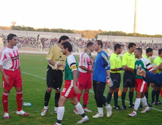 تصافح نجوم الفريقين قبل اللقاء وبعدسة كووورة