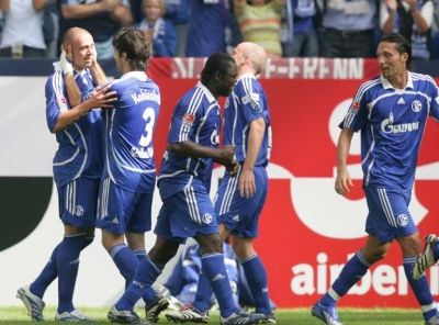 فرحة لاعبي شالكه بأحد الأهداف