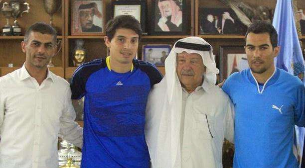 الشيخ سلطان يتوسط اللاعبين بعد التوقيع