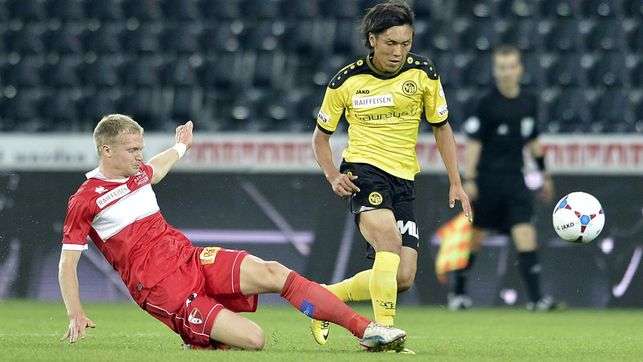 يويا كوبو ( يمين ) في المباراة الافتتاحية للدوري السويسري 