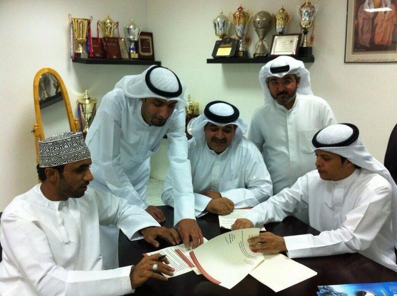 إسماعيل العجمي خلال توقيعه لنادي النصر الكويتي